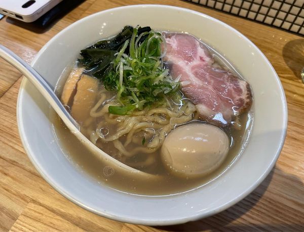 「味玉貝塩ラーメン+烏賊煮干和えそば ￥1100+￥300」@らーめん 改の写真