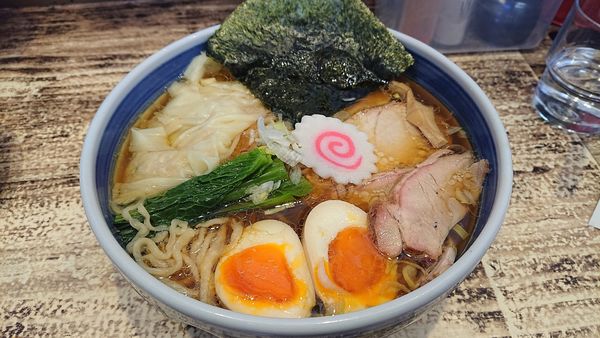 「特ワンタン麺+クーポンで餃子3個」@手打ち中華 こころの写真