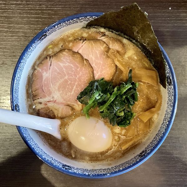 「サッポロラガービール赤星→特製豚骨らーめん（魚介）＋ 替玉」@三鷹食堂いなりの写真