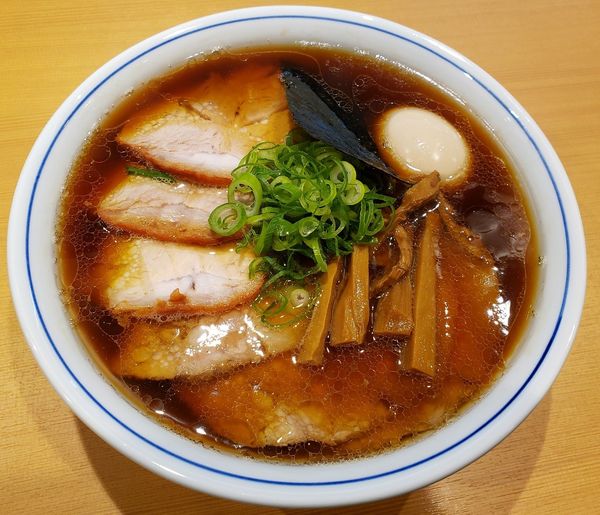 「醤油チャーシューらぁ麺+味玉」@らぁ麺 すぎ本の写真