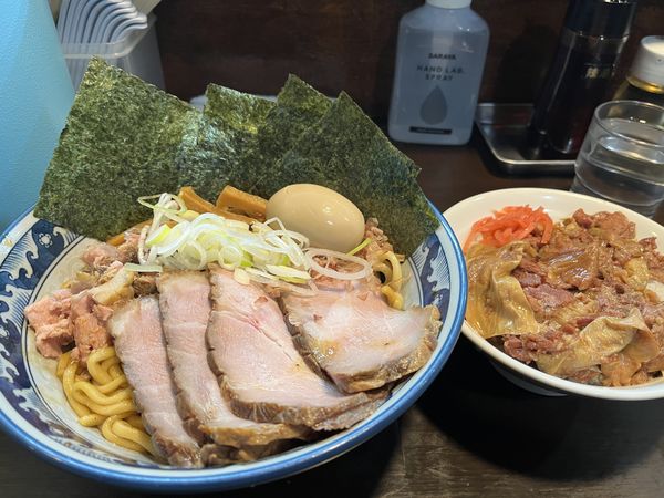 「全部のせ油そば&牛すじ丼」@兎に角 松戸店の写真