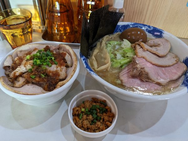 「濃厚塩ラーメン大盛り＋辛挽肉＋チャーシュー丼」@麺屋 扇 SENの写真