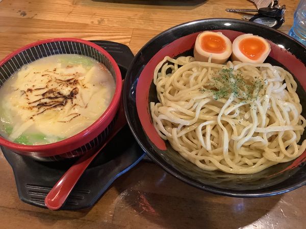 「つけ麺炙りチーズ＋追いチーズ 1180円」@平打ちつけ麺 結まーるの写真