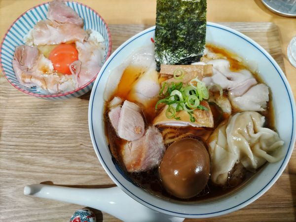 「特製醤油らーめん·チャーシュー入り玉子かけごはんトリュフ風味」@らーめん亭 ひなり竜王の写真