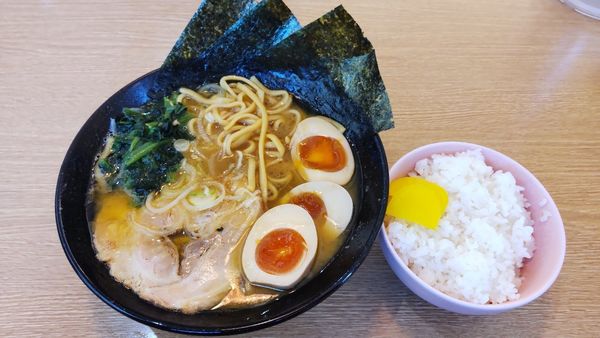 「濃厚味玉ラーメン(醤油)+半ライス」@麺屋 さくらの写真