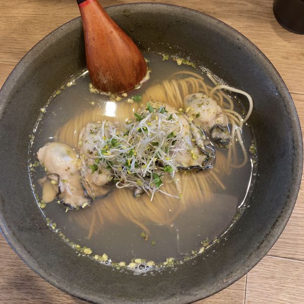 「ぶどう山椒と牡蠣の塩蕎麦1200円」@中華蕎麦 麺とスープの写真