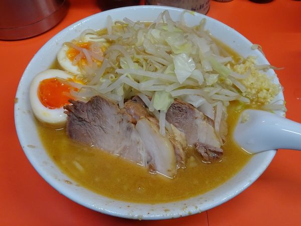 「豚入り味噌（1,050円）＋煮玉子（100円）ヤサイニンニク」@らーめん いごっそうの写真