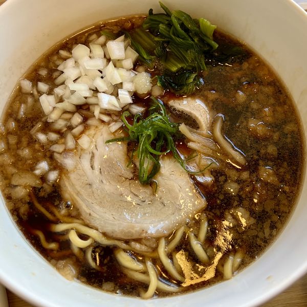 「黒い鶏醤油拉麺＋玉ねぎ＋ほうれん草」@鶏醤油拉麺専門店そうわの写真