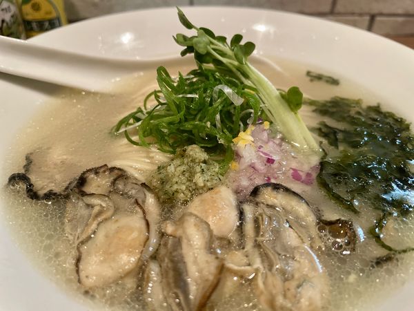 「サッポロ赤星＋チャーシュー盛→カキの塩Soba→和え玉 塩貝」@麺処 源玄の写真