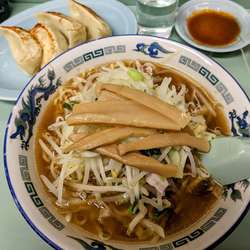 醬油ラーメン 770円 ＋ 餃子 570円