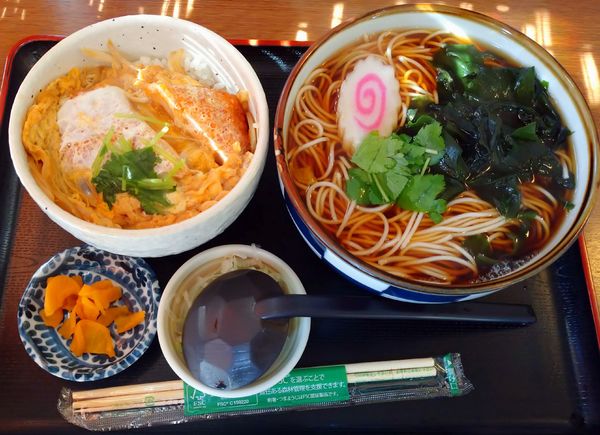 「エビカツ丼セット（880円）＋かけそば変更（30円）」@そば処 ゆう月の写真