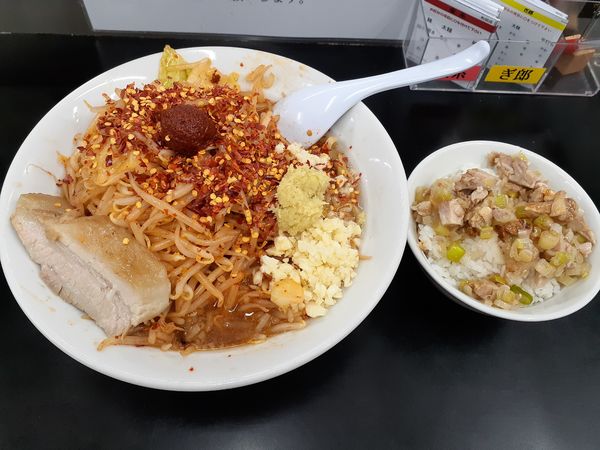 「レッドスネーク、平打ち麺、ミニネギチャーシュ丼」@らーめん ぎょうてん屋 町田店の写真