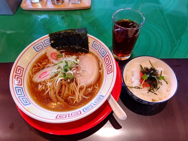 「昔ながらの中華そばセット(中華そば＋ミニ丼＋飲み物)900円」@3丁目の遊日サロン 前橋城東町本店の写真