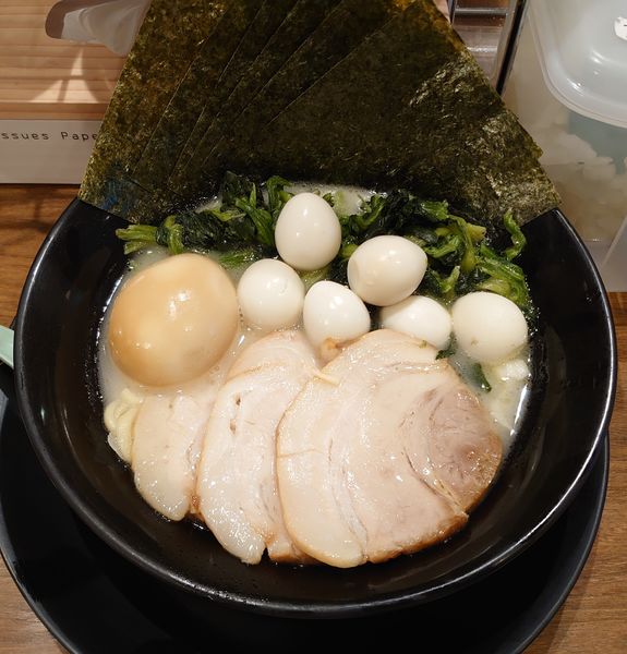 「MAX塩半麺ラーメン+ほうれん草(1080円)」@横浜家系ラーメン 晴天家 十条店の写真