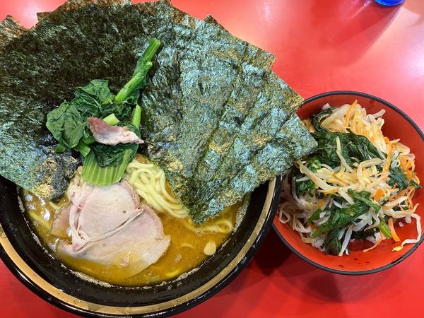 「ラーメン中盛　のり　野菜畑」@家系総本山 ラーメン吉村家の写真