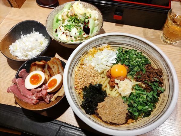 「まぜひつじ·特製皿·茹で野菜·白ネギ·追い胡麻めし」@自家製麺 MENSHO TOKYOの写真