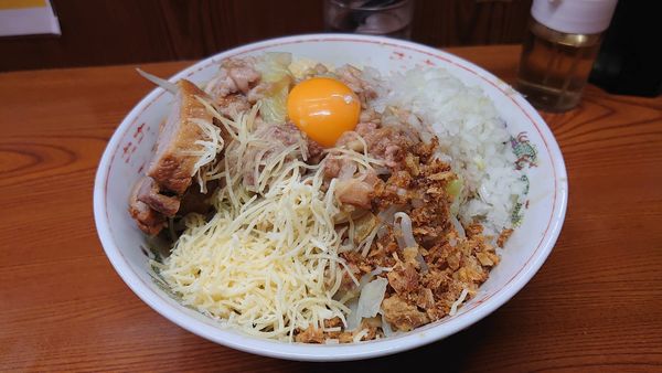 「汁無しラーメンニンニク、アブラ、カラメ、チーズ」@ラーメン二郎 亀戸店の写真