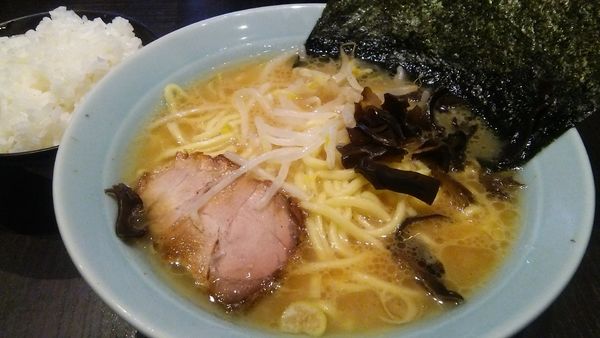 「ラーメン 750円+半ライス 100円」@横浜ラーメン 増田家 幕張店の写真