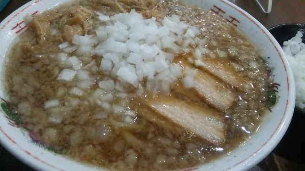 「背脂中華玉ねぎ 890円＋半ライス 100円」@新潟発祥 なおじ 御茶ノ水店の写真