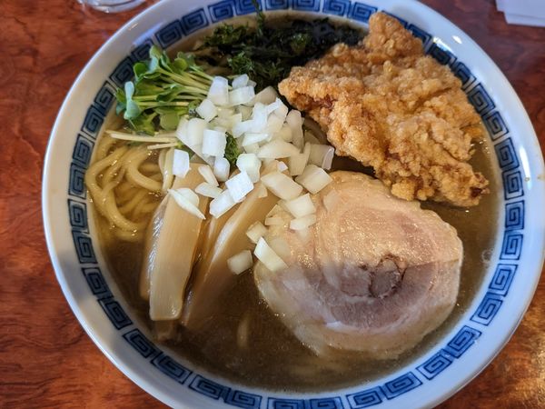 「煮干し薫るラーメン+からあげ 950円+150円」@びんから食堂の写真