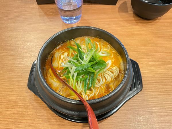 「赤ホルモンラーメン」@ホルモンらーめん 8910 千日前店の写真