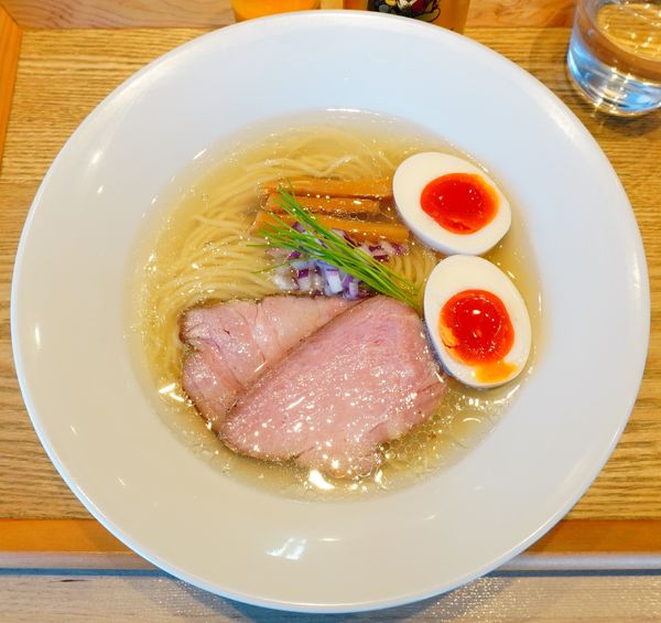 「味玉中華蕎麦＜塩＞＋おつまみ盛り＋エビス小瓶」@宍道湖しじみ中華蕎麦 琥珀 東京本店の写真