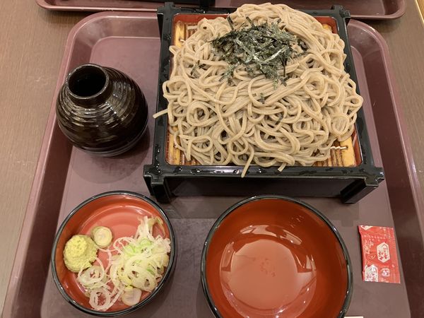 「ざる蕎麦600+大盛り130＝730円」@東京シェフズキッチン そば処 羽田あずみ野の写真