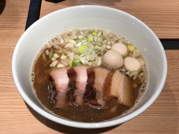 「純煮干しらーめん 煮豚入り　1000円」@おそうざいと煎餅もんじゃ さとうの写真