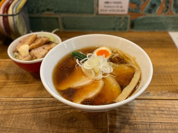 「スペシャル醤油ラーメン¥1100、バラ肉ごはん¥380」@Ramen Free Birdsの写真