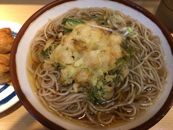 「小柱かき揚げそば＋いなり」@そばの神田 東一屋 サンモール店の写真