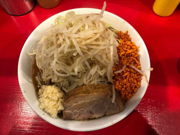 「ラーメン（小）（野菜マシニンニク辛揚げ）（850円）」@ラーメン鷹の目 北千住店の写真