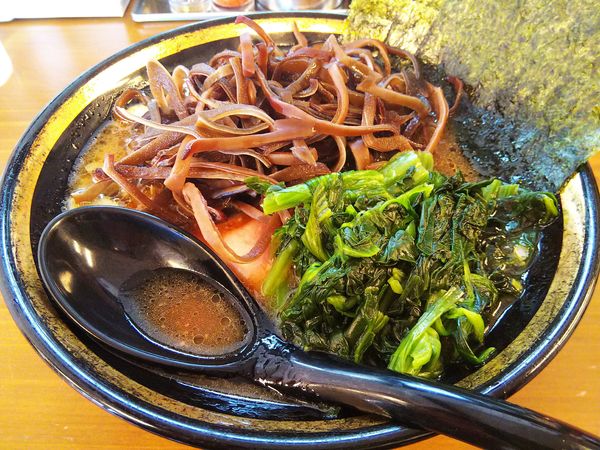 「ラーメン　並　※硬め＆濃いめ　＋キクラゲ：㋚券」@ラーメンとむのの写真