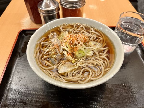 「かけそば340円」@かのや 新宿西口店の写真