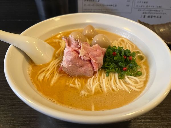 「活〆渓流サーモンそば」@灰汁中華 丿貫 福富町本店の写真