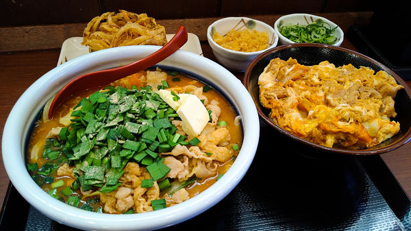 「限定/俺たちのニラバタ豚汁うどん(得)+鶏親子丼(大)　他」@丸亀製麺 あきる野店の写真