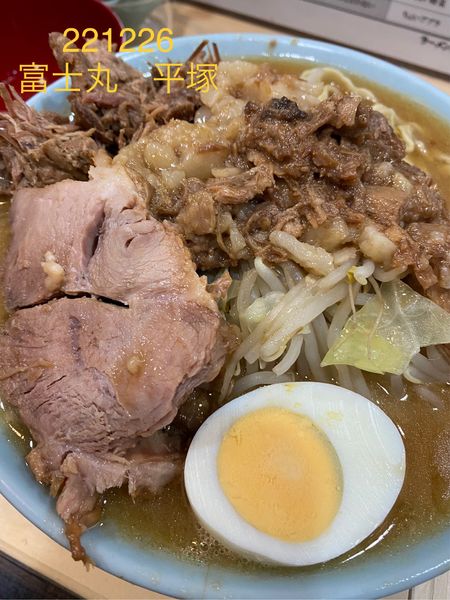 「少ラーメン+限定ほぐし豚+ｻ生玉子＋黒烏龍茶980+150」@ラーメン富士丸 平塚店の写真