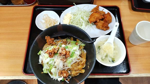 「汁なし担々刀削麺(鶏の唐揚げ・もやしナムル・スープ付き)」@中華料理 海月の写真