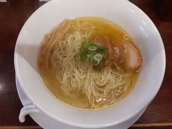 「しおラーメン 替え玉　ごはん無料」@ラーメン専門店 なるとやの写真