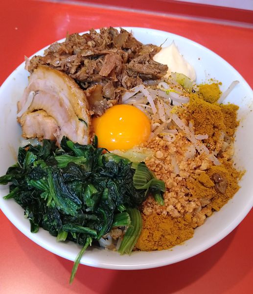 「まぜそばミニ+カレー粉✖3､ほぐし豚､ほうれん草､マヨ」@麺屋 桐龍 久喜店の写真