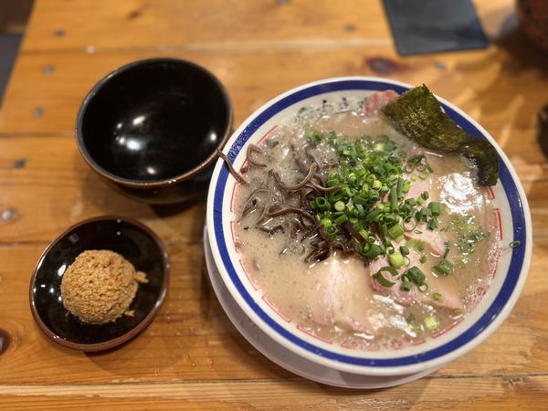 「叉焼麺(ばりかた)1150円＋赤オニ200円＋替玉150円」@博多長浜らーめん 田中商店の写真