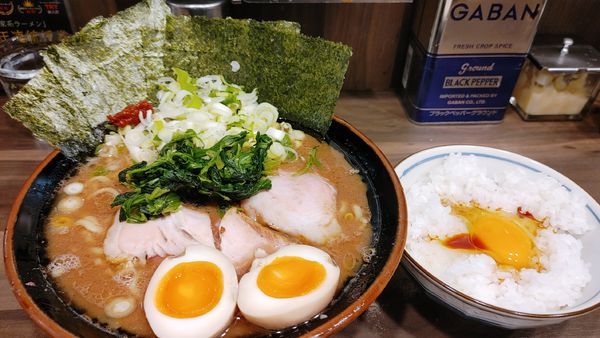 「のり玉ラーメン・大盛・丸ねぎ・卵かけご飯」@神田ラーメン わいず 神田本店の写真