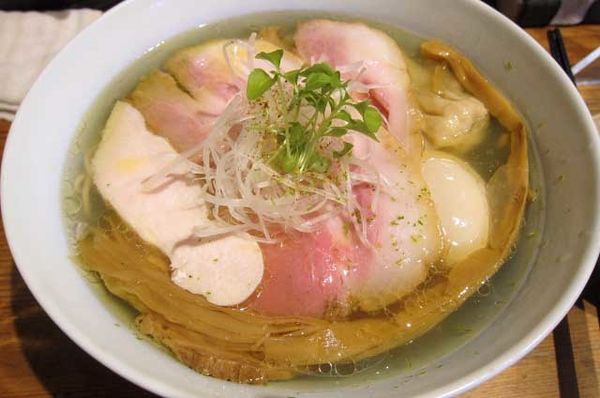 「特製塩ラーメン　1,300円＋比内地鶏の味玉差額　100円」@ラーメン屋 トイ・ボックスの写真