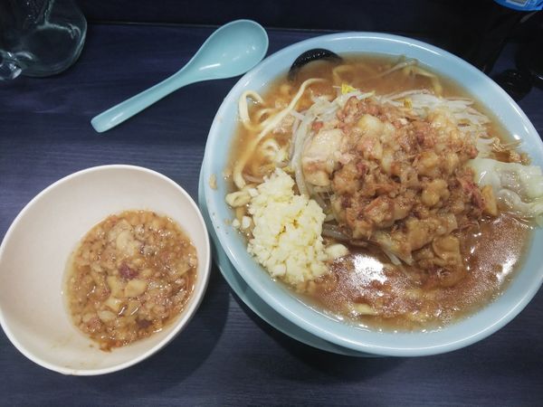 「ラーメン少なめ　別皿アブラちょいアブラニンニク　950円」@オリバーヌードルの写真