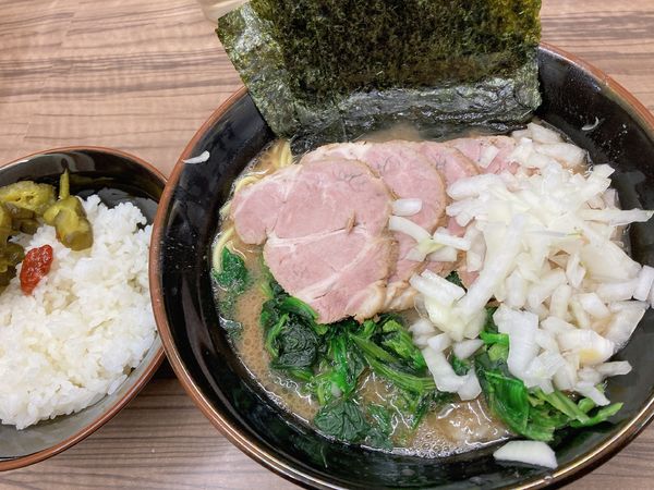 「チャーシュー麺＋玉ねぎ」@横浜家系ラーメン武蔵家 松戸店の写真