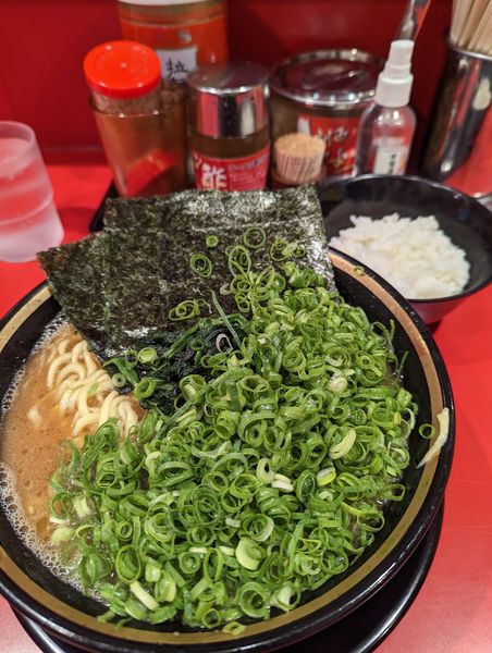 「大ラーメン+九条ネギ+小ライス」@環2家 川崎店の写真