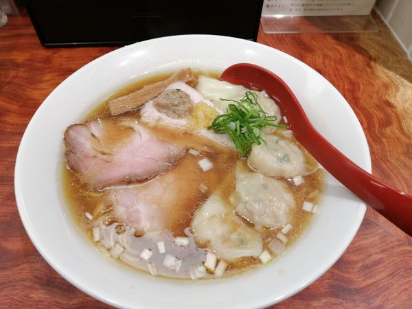 「ワンタン醤油そば　　1200円」@三馬路 東京店の写真