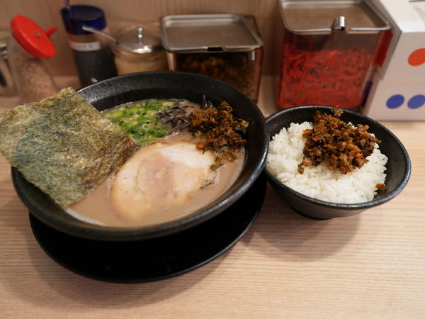 「らーめん 粉落とし＋サービスライス」@九州とんこつらーめん ひらさわの写真