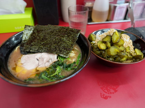 「ラーメン 並＋麺硬め＋味濃いめ＋油多め＋ライス」@横浜ラーメン 武蔵家 北千住西口店の写真