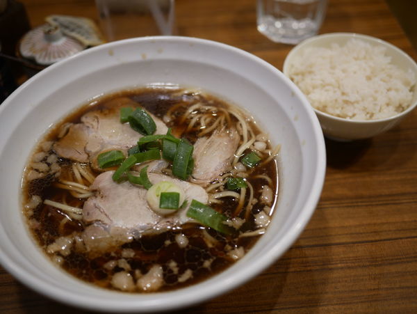 「尾道らーめん 麺硬め＋サービスライス」@尾道らーめん めでたい屋の写真