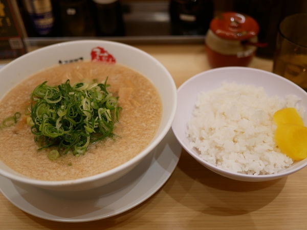 「ラーメン 並 麺硬め30秒＋脂多め＋セルフ辛いの多め＋セルフ」@京都銀閣寺 ますたにラーメン 室町店の写真